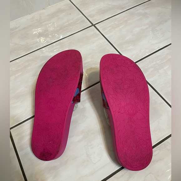 Versace Palazzo Slides embellished with a three-dimensional Medusa - Picture 5 of 6